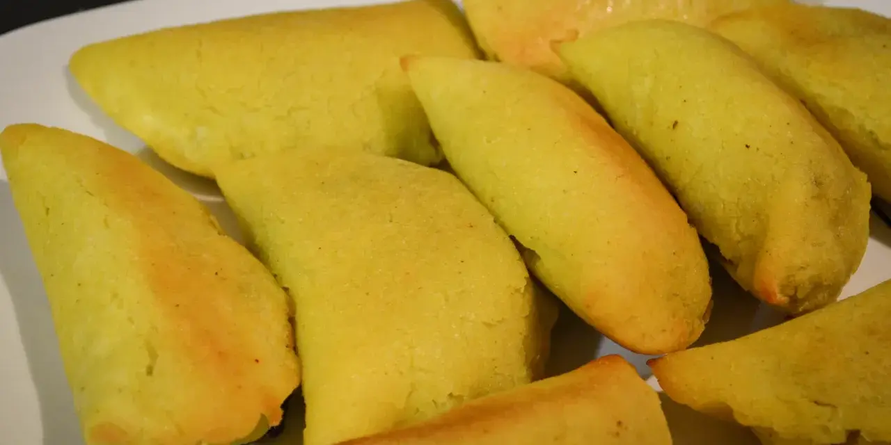 Un surtido de empanadas colombianas doradas y apetitosas, listas para disfrutar.