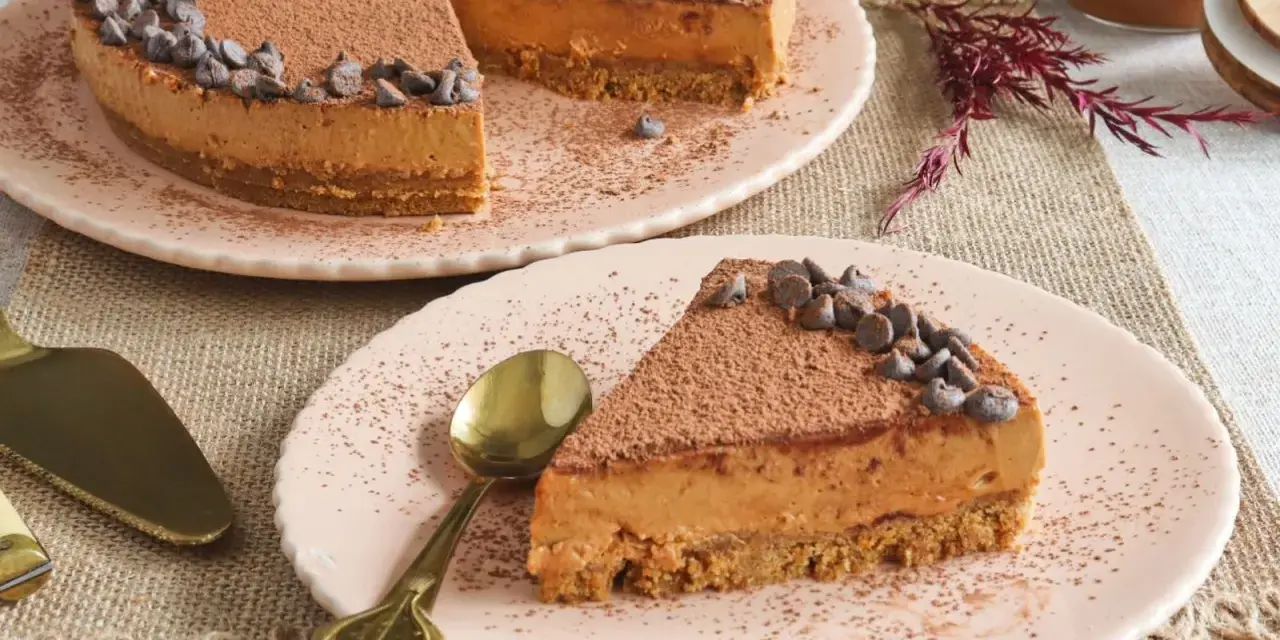 Deliciosa tarta de dulce de leche y galletas, cubierta de cacao y chispas de chocolate. ¡Un postre irresistible!