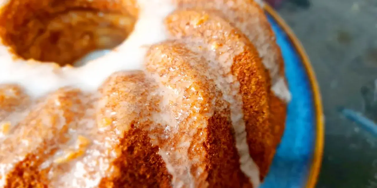 Delicioso queque de plátano con glaseado blanco, listo para disfrutar.