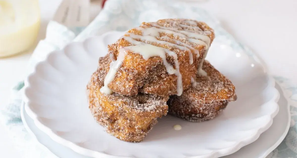 Torrijas doradas y crujientes, espolvoreadas con azúcar y canela, bañadas en dulce leche condensada.