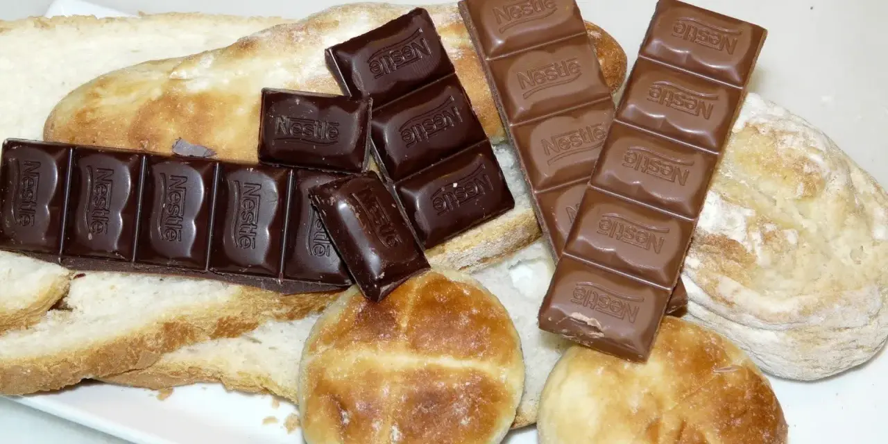 Barras de chocolate Nestlé y pan rústico, una combinación clásica para disfrutar.