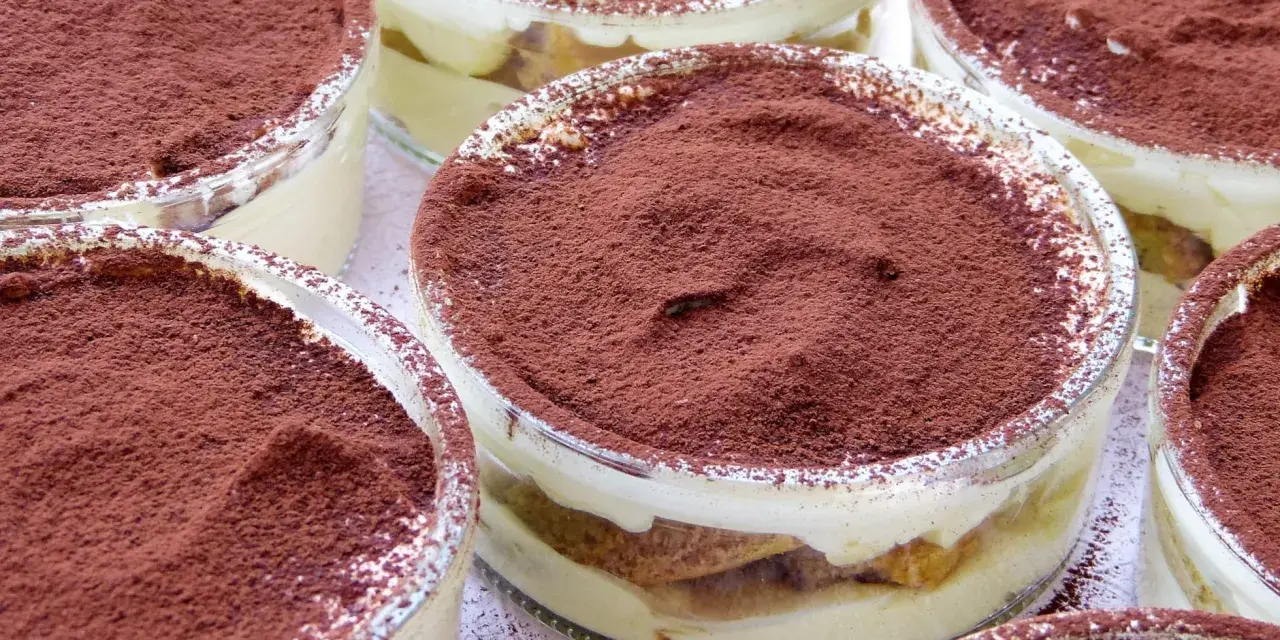 Varios vasitos de tiramisú casero, listos para disfrutar. Una deliciosa tiramisú receta para compartir.