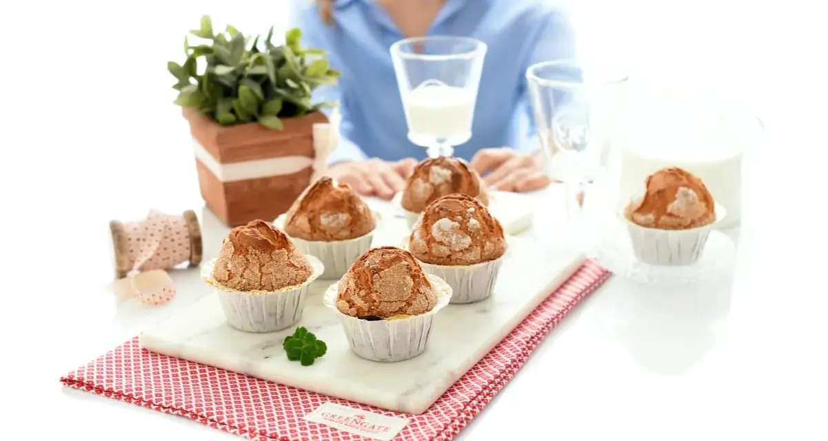 Deliciosas magdalenas Thermomix, recién horneadas y listas para disfrutar con un vaso de leche.