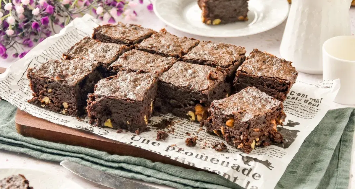Deliciosos trozos de brownie microondas, recién hechos y listos para disfrutar.