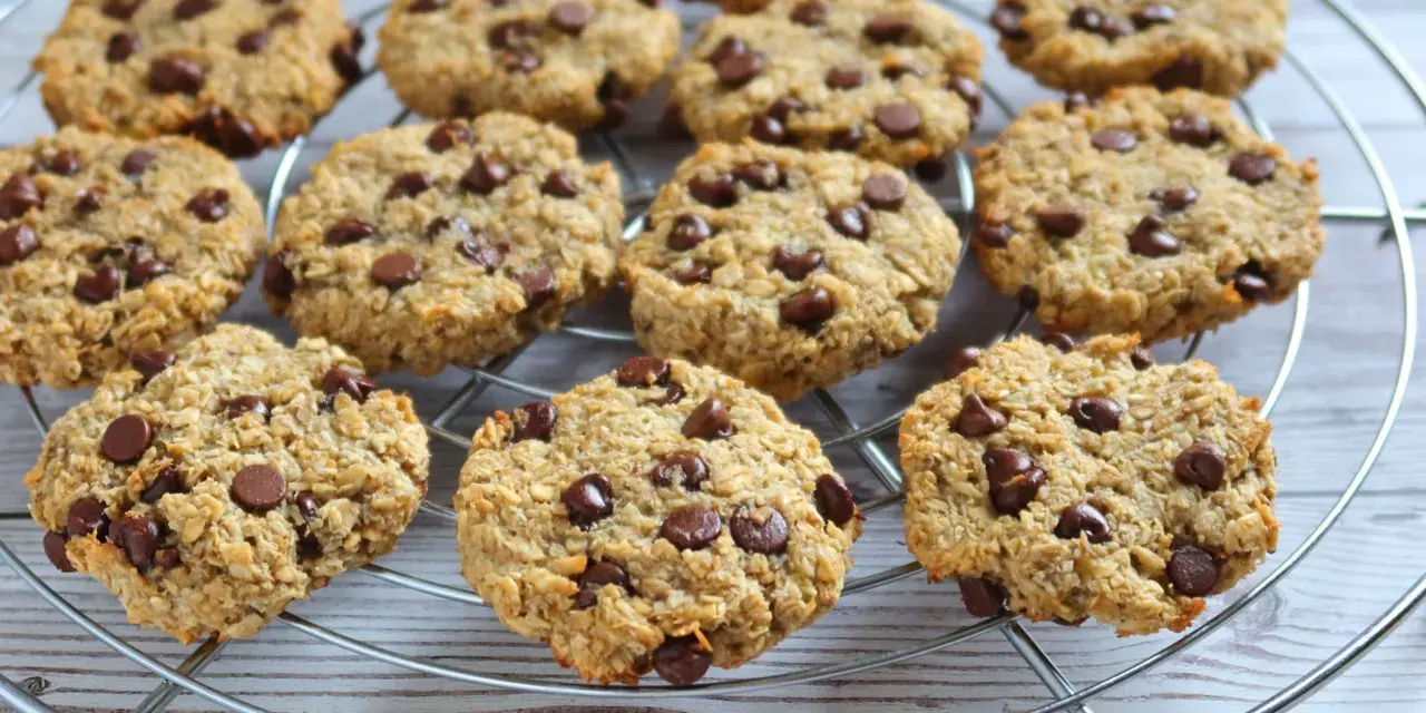 Galletas de avena con chispas de chocolate, perfectas para recetas para desayuno.