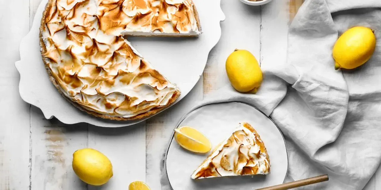 Delicioso lemon pie receta con merengue dorado. Un postre refrescante y dulce, perfecto para cualquier ocasión.