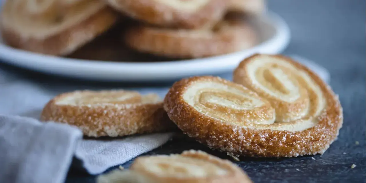 Deliciosas palmeritas de hojaldre espolvoreadas con azúcar, listas para disfrutar.