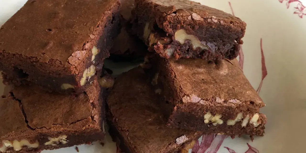 Brownies de chocolate con nueces, perfectos para tu receta de brownie esponjoso.