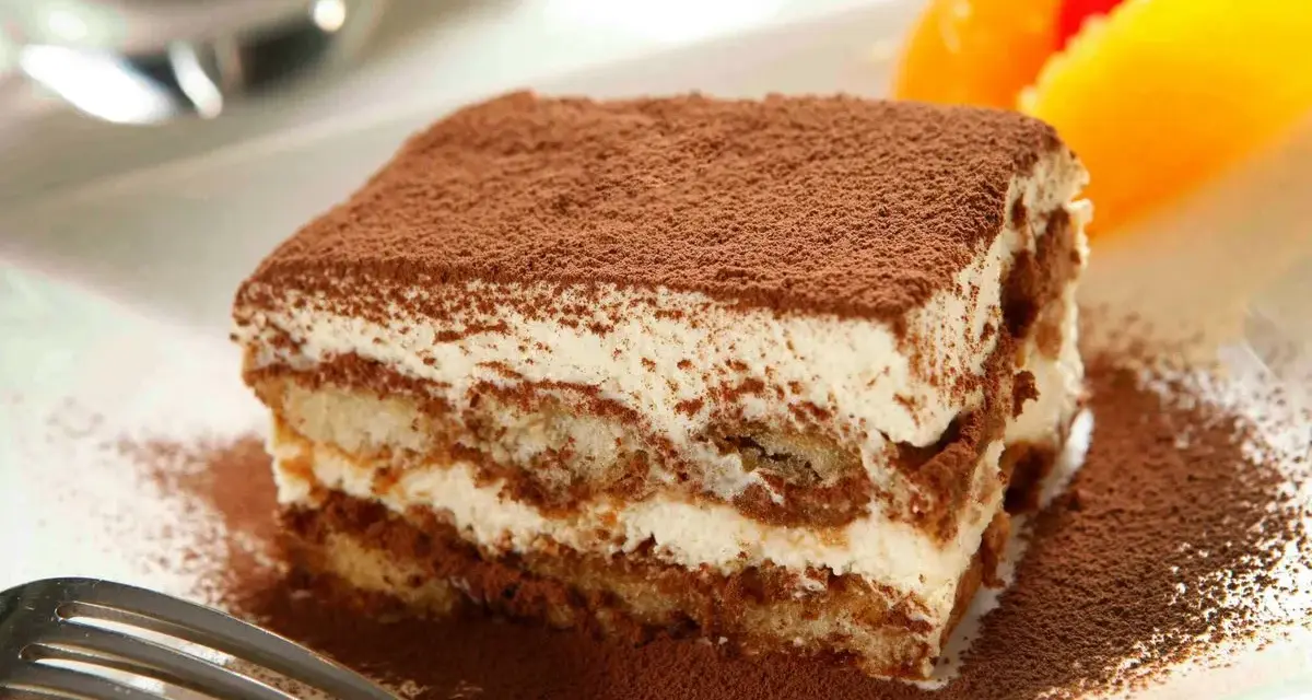 Delicioso tiramisú con mascarpone, espolvoreado con cacao. Una porción perfecta para disfrutar de esta clásica receta italiana.