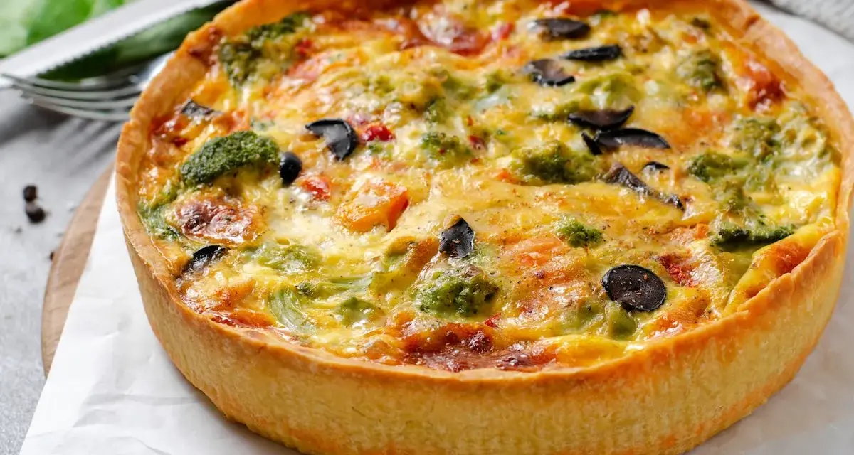 Quiche de pollo con brócoli y aceitunas, horneado a la perfección. Un plato delicioso y nutritivo.