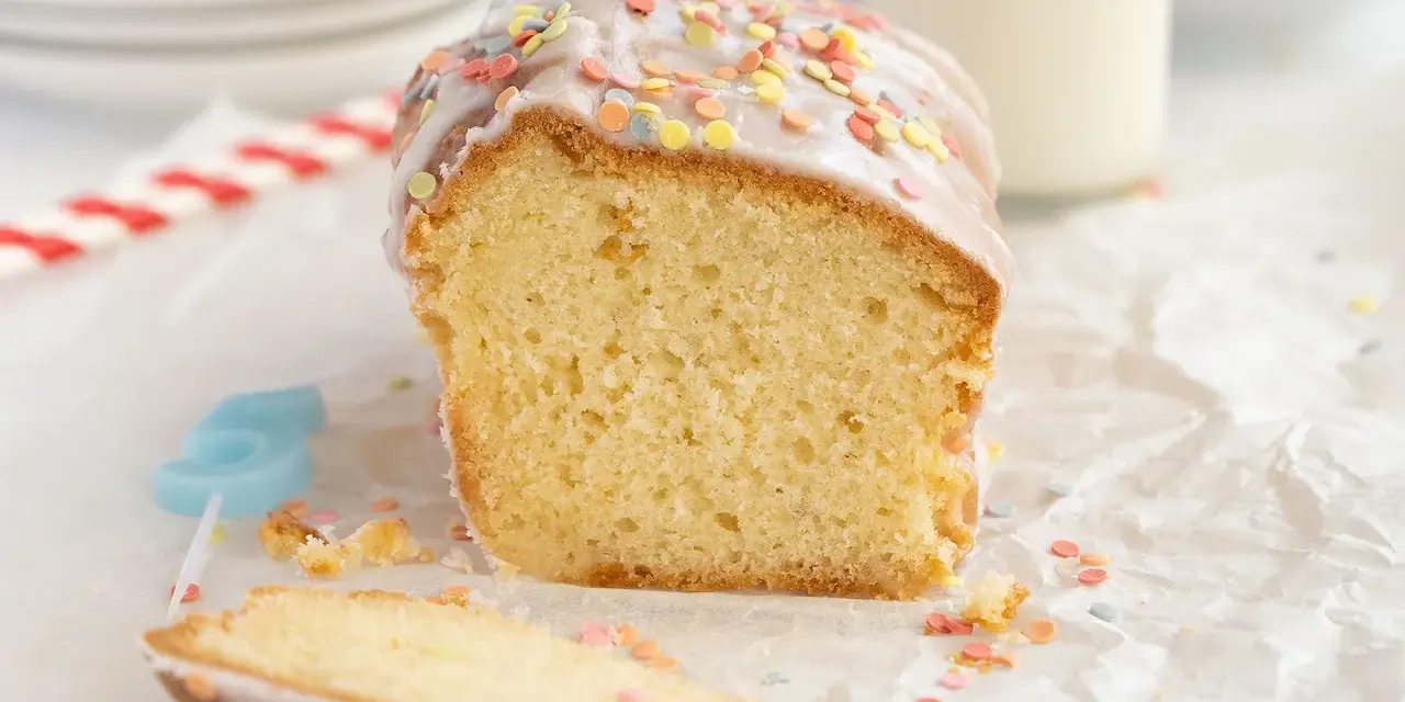 Bizcocho esponjoso hecho en airfryer, cubierto con glaseado y chispas de colores. ¡Perfecto para celebrar!