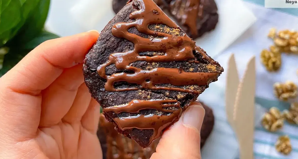 Delicioso brownie de calabaza cubierto con glaseado de chocolate y espolvoreado con canela. ¡Perfecto para un postre otoñal!