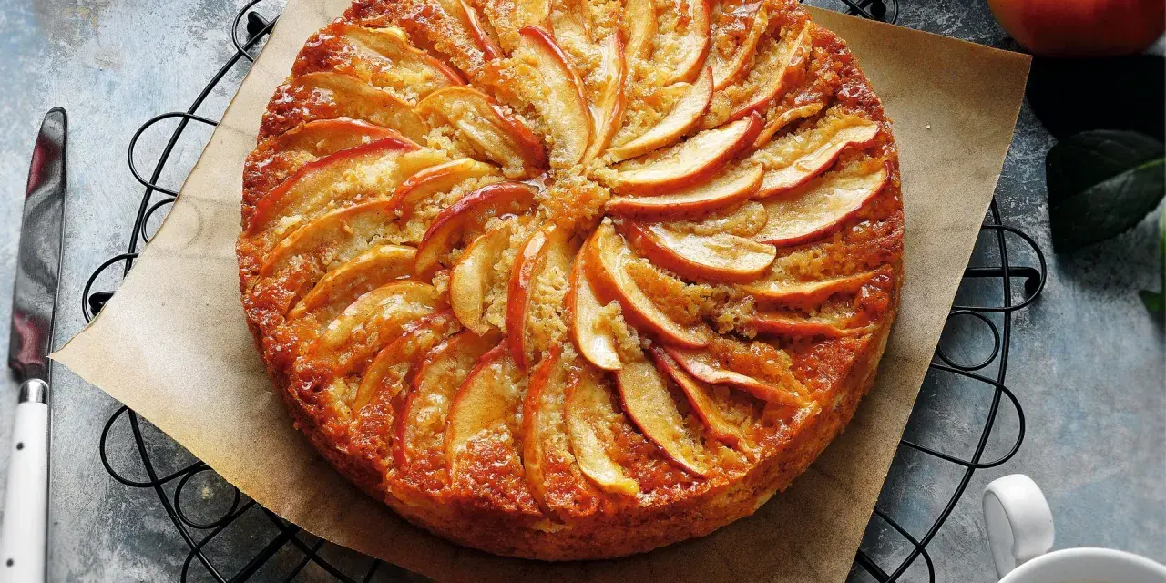 Tarta de manzana dorada, perfecta para tus recetas de tartas. Con rodajas de manzana dispuestas en espiral y un glaseado brillante.