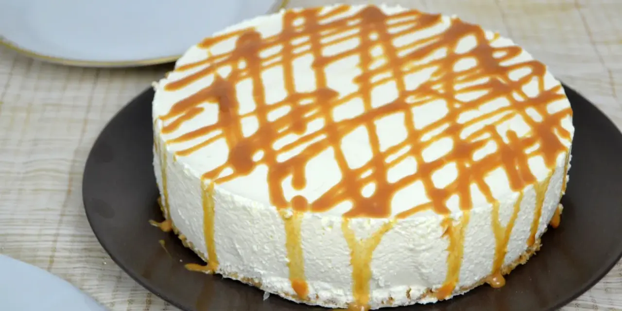Tarta de queso con leche condensada, cubierta de caramelo líquido, lista para disfrutar.