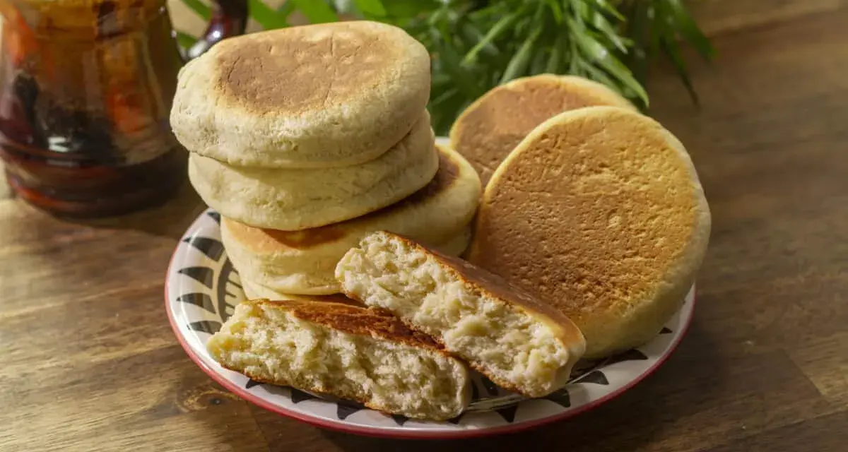 Gorditas de leche condensada recién horneadas, esponjosas y doradas, listas para disfrutar con una taza de café.