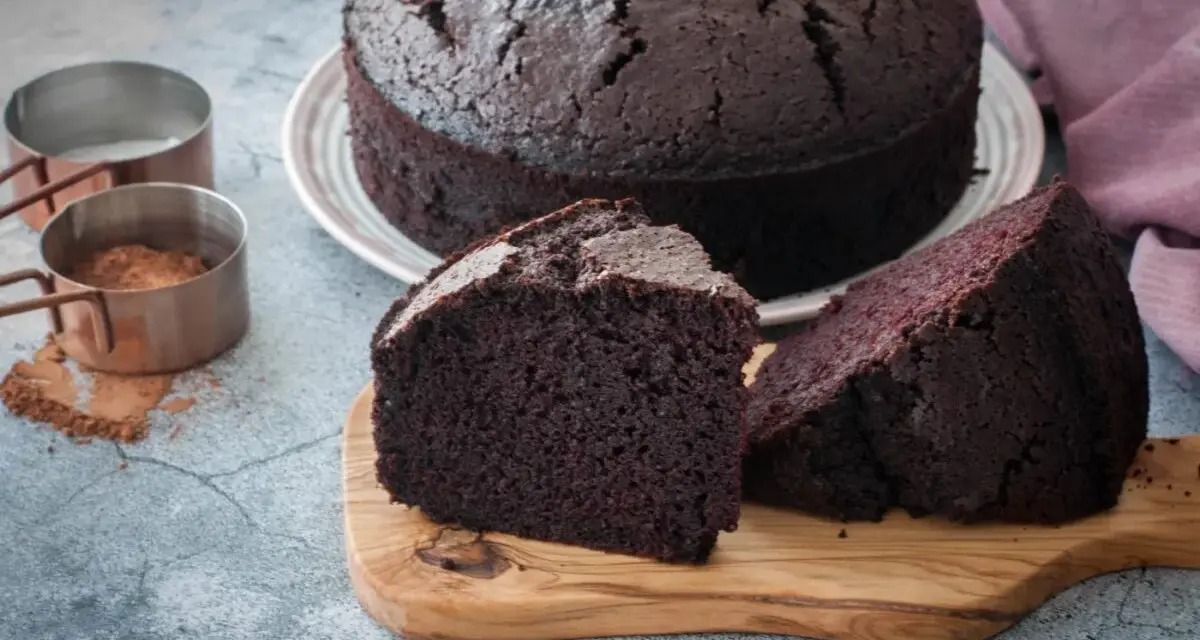 Un delicioso bizcocho de chocolate, recién horneado, con dos porciones listas para disfrutar.