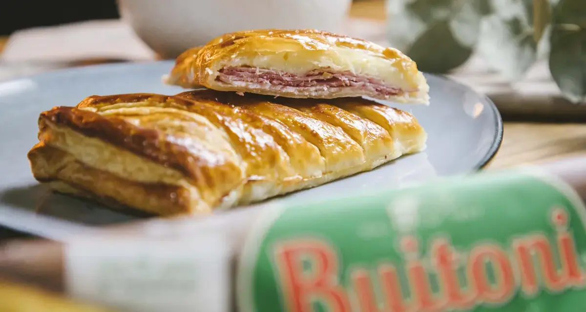 Deliciosa receta con hojaldre salado, rellena de jamón y queso. Perfecta para un aperitivo rápido y sabroso.
