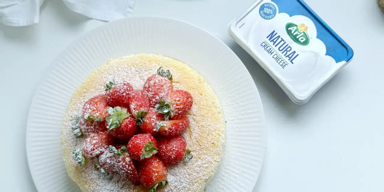 Delicioso japanese cheese cake cubierto de fresas y azúcar glas. ¡Perfecto para un postre ligero!