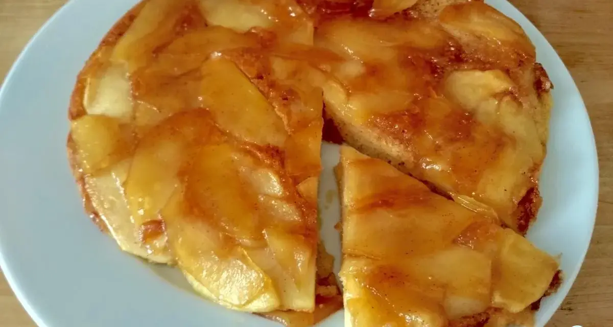 Delicioso postre con manzanas sin horno, con trozos de manzana caramelizada y canela sobre una base dorada.