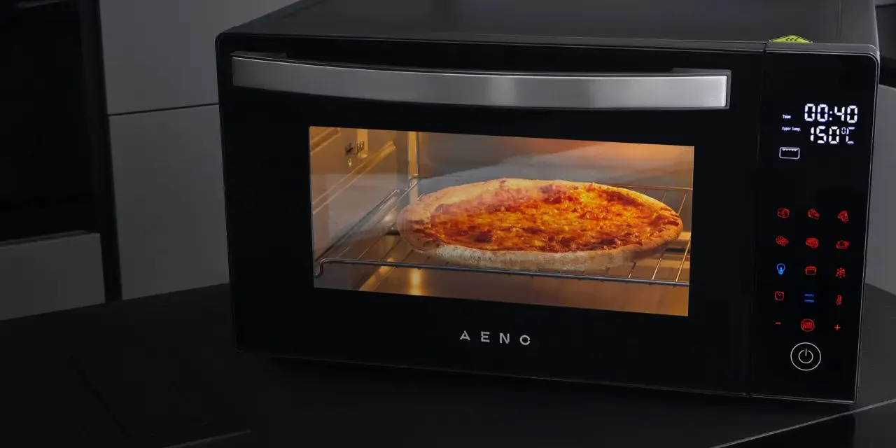 Horno AENO precalentando para pizza, con una pizza dorada en su interior.