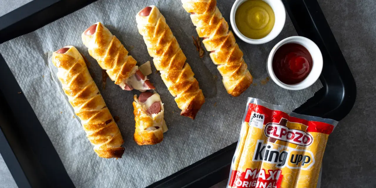 Salchichas con hojaldre doradas y crujientes, listas para mojar en kétchup y mostaza. ¡Un bocado delicioso!