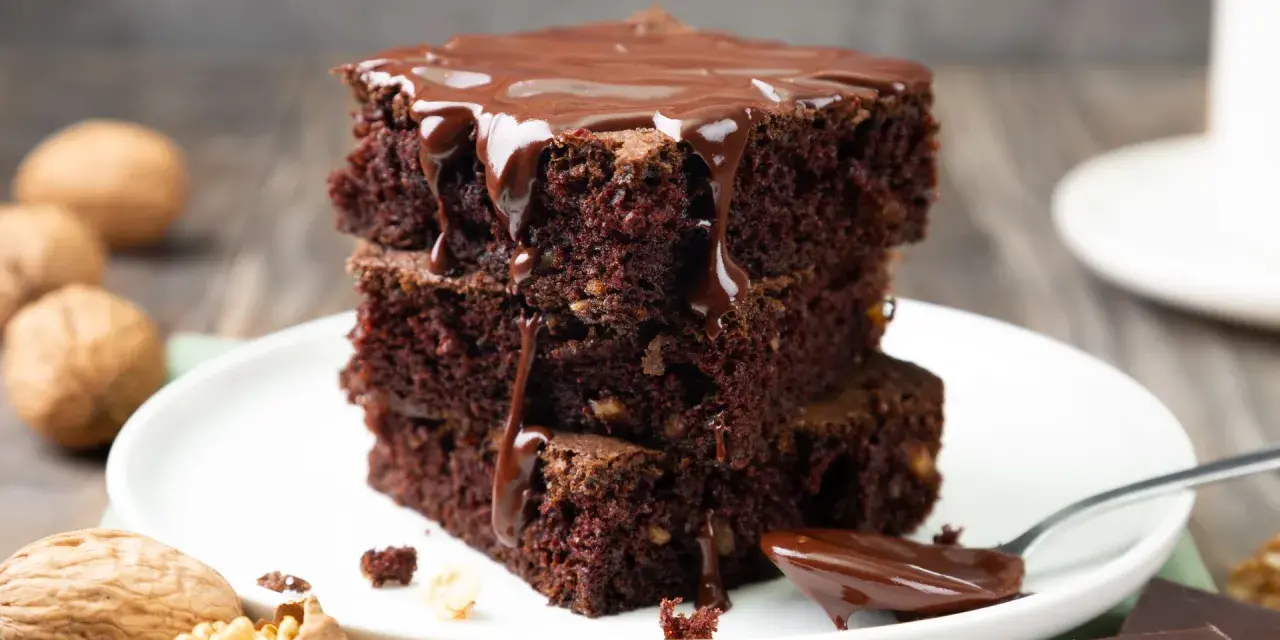 Brownies de chocolate con nueces, cubiertos de glaseado, perfectos para tu receta brownie thermomix.