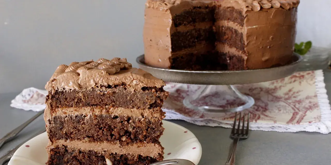 Deliciosa tarta de zanahoria y chocolate, con capas de bizcocho y crema, lista para disfrutar.