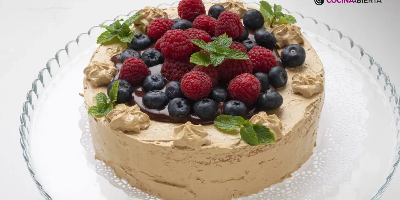 Deliciosa tarta de moka cubierta con frutos rojos frescos, chocolate y hojas de menta. ¡Un postre irresistible!