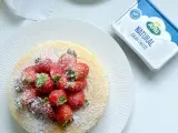Delicioso japanese cheese cake cubierto de fresas y azúcar glas. ¡Perfecto para un postre ligero!