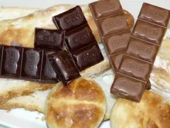 Barras de chocolate Nestlé y pan rústico, una combinación clásica para disfrutar.