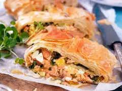 Delicioso salmón con hojaldre y puerros, un plato crujiente y lleno de sabor.