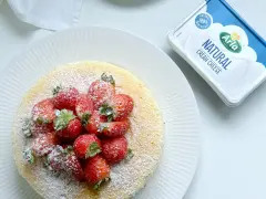 Delicioso japanese cheese cake cubierto de fresas y azúcar glas. ¡Perfecto para un postre ligero!