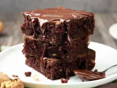 Brownies de chocolate con nueces, cubiertos de glaseado, perfectos para tu receta brownie thermomix.