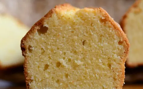 Bizcocho de yogur esponjoso, la receta de la abuela que nunca falla. Suave y delicioso, perfecto para el desayuno o la merienda.