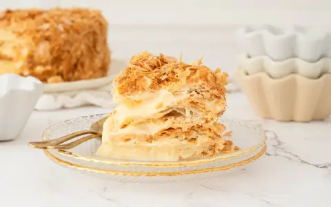Deliciosa tarta napoleón, con capas crujientes de hojaldre y crema pastelera, lista para ser disfrutada.