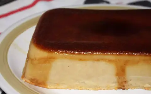 Un delicioso budín de pan casero, con su caramelo dorado y textura suave, listo para disfrutar.