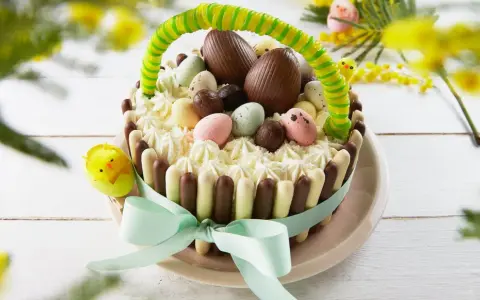 Pastel de Pascua con forma de cesta, decorado con huevos de chocolate, pollitos y crema. ¡Ideas creativas para pasteles de Pascua!