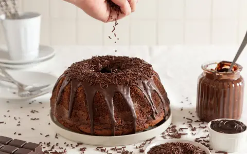Bizcocho de chocolate con cobertura y chispas, listo para disfrutar.