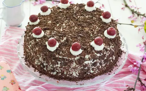Tarta Selva Negra: bizcocho de chocolate, nata y cerezas. Una deliciosa receta para disfrutar.
