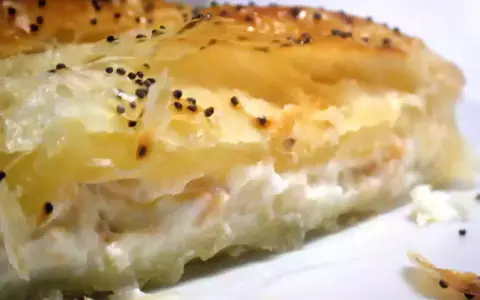 Un trozo de hojaldre de salmón y philadelphia, con semillas de amapola espolvoreadas.