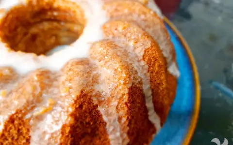 Delicioso queque de plátano con glaseado blanco, listo para disfrutar.