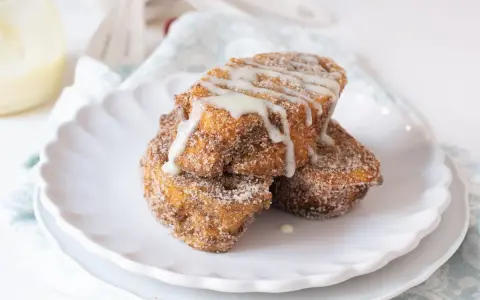 Torrijas doradas y crujientes, espolvoreadas con azúcar y canela, bañadas en dulce leche condensada.