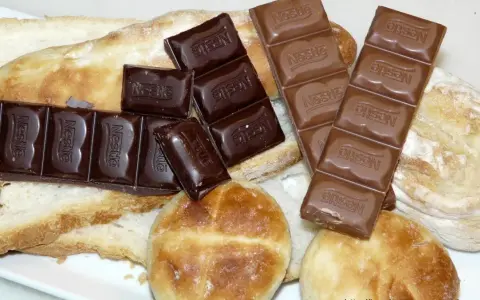 Barras de chocolate Nestlé y pan rústico, una combinación clásica para disfrutar.