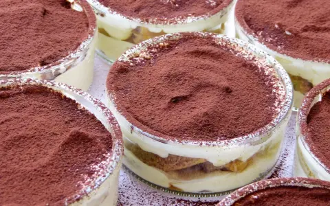 Varios vasitos de tiramisú casero, listos para disfrutar. Una deliciosa tiramisú receta para compartir.