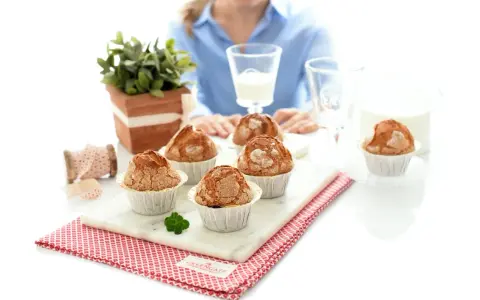 Deliciosas magdalenas Thermomix, recién horneadas y listas para disfrutar con un vaso de leche.