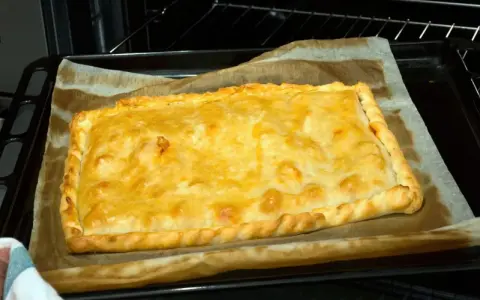 Empanada de zamburiñas recién horneada, dorada y lista para disfrutar.