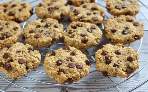 Galletas de avena con chispas de chocolate, perfectas para recetas para desayuno.
