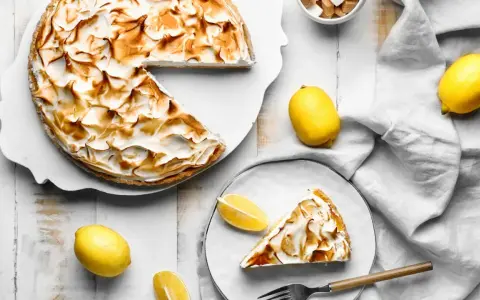 Delicioso lemon pie receta con merengue dorado. Un postre refrescante y dulce, perfecto para cualquier ocasión.