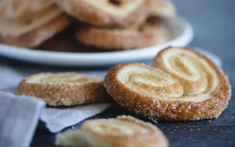 Deliciosas palmeritas de hojaldre espolvoreadas con azúcar, listas para disfrutar.