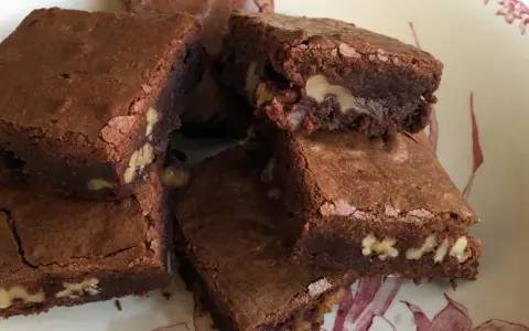 Brownies de chocolate con nueces, perfectos para tu receta de brownie esponjoso.
